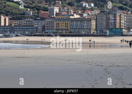 Hintergrundbild des La Zurriola Strand mit Menschen genießen einen Ebbe Tag Strand (San Sebastian, Spanien) 2017. Stockfoto