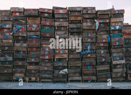 Beijing, China - 21. Dezember 2014: massive bunte Kisten gestapelt auf Holzpaletten in einem Markt. die Paletten gezeigt, der Name des owerns Stockfoto