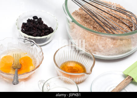 Weizen Kleie-Muffins Vorbereitung: mischen Zutaten um integrale Weizen Kleie-Muffins vorbereiten Stockfoto