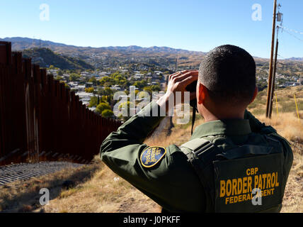 US Border Patrol Agent spricht über die Arbeit der Agenten an der internationalen Grenze mit Mexiko in Nogales, Arizona, USA. Stockfoto