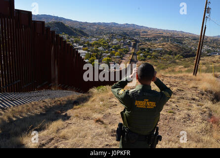 US Border Patrol Agent spricht über die Arbeit der Agenten an der internationalen Grenze mit Mexiko in Nogales, Arizona, USA. Stockfoto