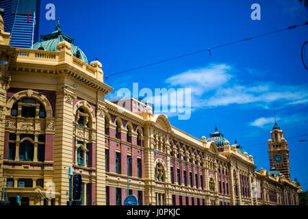 Die Architektur der Renaissance glänzt gegen das wunderschöne Licht der Bahnhof Flinders Street, Melbourne, Victoria, Australien Stockfoto