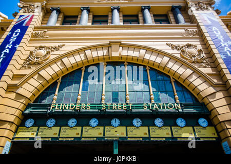 Der Haupteingang des berühmten Filnders Street, Melbourne, Victoria Stockfoto