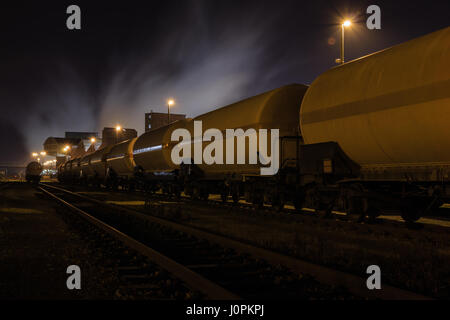 Ein chemischer Zug im Depot. Gas-Dämpfe in die kalte Nacht. Stockfoto