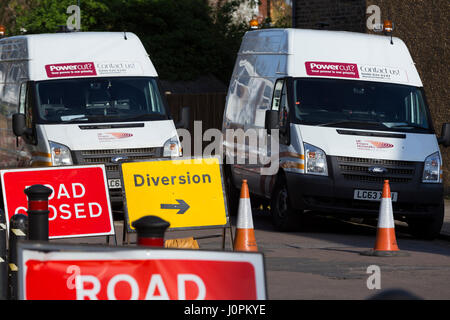 Zeichen / Zeichen für Straße geschlossen / Straßen-Verschluss durch Notstromversorgung / elektrische Straßenbauarbeiten / Baustellen / Straßenbauarbeiten / Utility-Unternehmen. Stockfoto