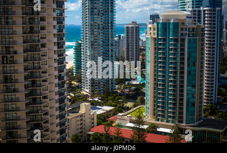 Die stark Bevölkerung Bereich der Hochhäuser und Wolkenkratzer von der Gold Coast in Australien. Stockfoto