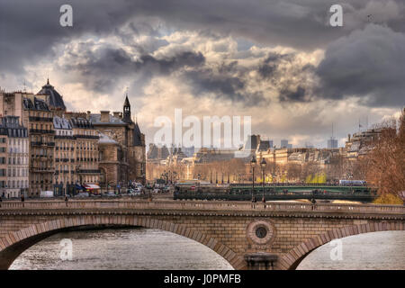 Sonne und Wolken über Brücke Louis-Philippe. Frankreich. Paris Stockfoto