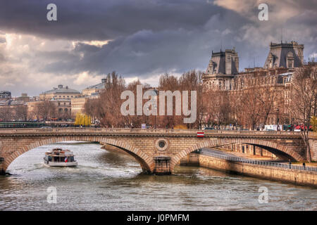 Graue Wolken über Brücke Louis-Philippe. Frankreich. Paris Stockfoto