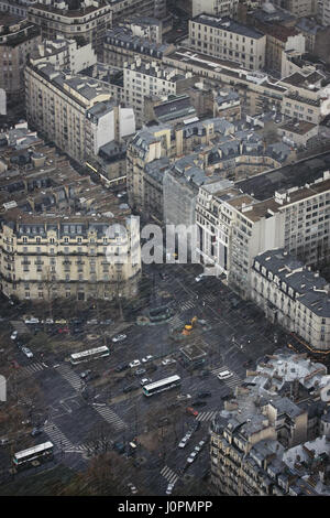 Plötzlicher Sturm im Frühjahr in der französischen Hauptstadt. Blick vom Eiffelturm an der Kreuzung der Avenue Joseph Bouvard, Avenue de Suffren und Avenue du Génér Stockfoto