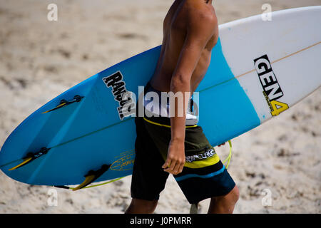Ein gut gedämpft surfer Spaziergänge in von seinem Tag surfen. Stockfoto