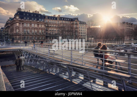 Passerelle Léopold-Sédar-Senghor und Quai Anatole France bei Sonnenuntergang. Frankreich. Paris. Stockfoto