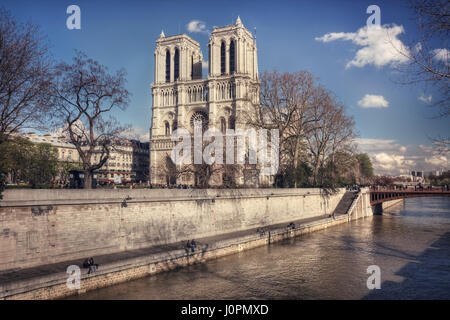 Blick auf die Notre-Dame, Pont au Double und Promenade Maurice Carême an einem sonnigen Frühlingstag. Paris. Frankreich Stockfoto