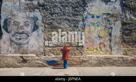 schmutzige alte Mauer mit street Art und Hydranten vorne in Cartagena, Kolumbien Stockfoto