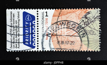 Niederlande - ca. 2016: eine Briefmarke gedruckt in Holland zeigt 2016 Randlos Niederlande - Australien Karte von Dirk Hartogs Island, ca. 2016 Stockfoto