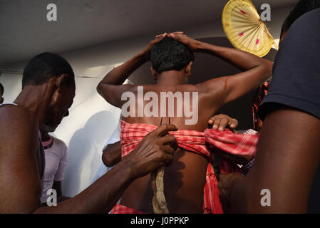 Anhänger-Haken durchbohrt auf Rücken und hängen auf dem Seil Ritual während Charak Puja durchgeführt Stockfoto