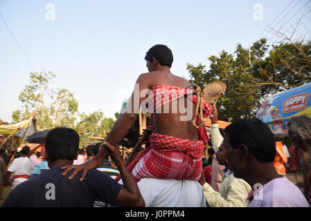 Anhänger-Haken durchbohrt auf Rücken und hängen auf dem Seil Ritual während Charak Puja durchgeführt Stockfoto