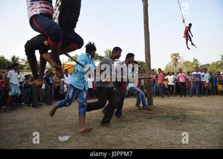 Anhänger-Haken durchbohrt auf Rücken und hängen auf dem Seil Ritual während Charak Puja durchgeführt Stockfoto