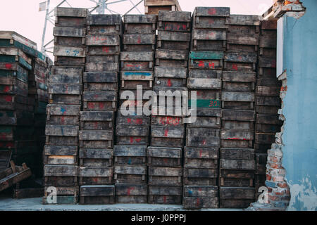 Beijing, China - 21. Dezember 2014: massive bunte Kisten gestapelt auf Holzpaletten in einem Markt. die Paletten gezeigt, der Name des owerns Stockfoto