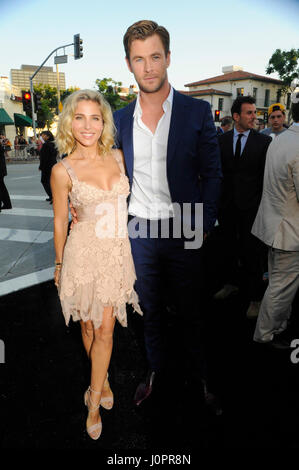 Chris Hemsworth und Frau Elsa Pataky besuchen Sie die Ferien-Premiere im Westwood Village Theatre am 27. Juli 2015 in Los Angeles, Kalifornien. Stockfoto
