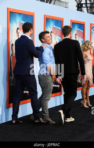 (L-R) Brüder Chris Hemsworth, Luke Hemsworth und Liam Hemsworth besucht die Urlaub-Premiere im Westwood Village Theatre am 27. Juli 2015 in Los Angeles, Kalifornien. Stockfoto