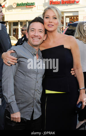 Schauspieler David Faustino und Christina Applegate besuchen Sie die Ferien-Premiere im Westwood Village Theatre am 27. Juli 2015 in Los Angeles, Kalifornien. Stockfoto