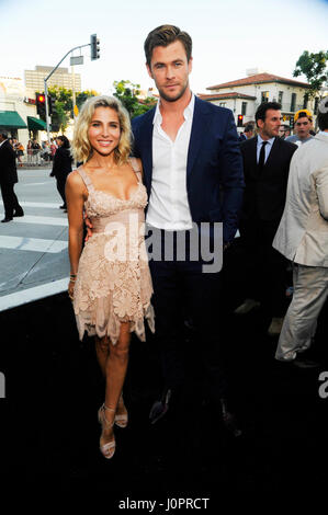 Chris Hemsworth und Frau Elsa Pataky besuchen Sie die Ferien-Premiere im Westwood Village Theatre am 27. Juli 2015 in Los Angeles, Kalifornien. Stockfoto