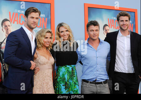 (L-R) Brüder Chris Hemsworth, Elsa Pataky, Samantha Hemsworth, Luke Hemsworth und Liam Hemsworth besucht die Urlaub-Premiere im Westwood Village Theatre am 27. Juli 2015 in Los Angeles, Kalifornien. Stockfoto