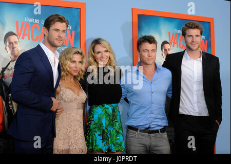 (L-R) Brüder Chris Hemsworth, Elsa Pataky, Samantha Hemsworth, Luke Hemsworth und Liam Hemsworth besucht die Urlaub-Premiere im Westwood Village Theatre am 27. Juli 2015 in Los Angeles, Kalifornien. Stockfoto