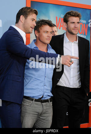 (L-R) Brüder Chris Hemsworth, Luke Hemsworth und Liam Hemsworth besucht die Urlaub-Premiere im Westwood Village Theatre am 27. Juli 2015 in Los Angeles, Kalifornien. Stockfoto