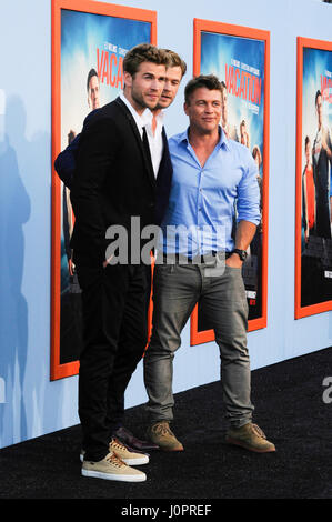 (L-R) Brüder Liam Hemsworth, Chris Hemsworth und Luke Hemsworth besucht die Urlaub-Premiere im Westwood Village Theatre am 27. Juli 2015 in Los Angeles, Kalifornien. Stockfoto