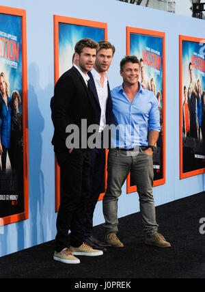 (L-R) Brüder Liam Hemsworth, Chris Hemsworth und Luke Hemsworth besucht die Urlaub-Premiere im Westwood Village Theatre am 27. Juli 2015 in Los Angeles, Kalifornien. Stockfoto