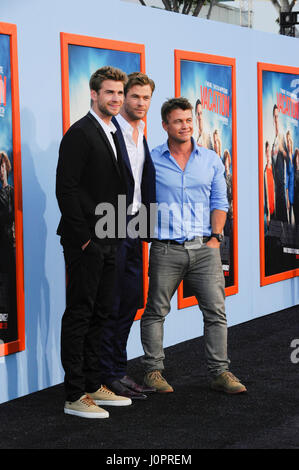 (L-R) Brüder Liam Hemsworth, Chris Hemsworth und Luke Hemsworth besucht die Urlaub-Premiere im Westwood Village Theatre am 27. Juli 2015 in Los Angeles, Kalifornien. Stockfoto