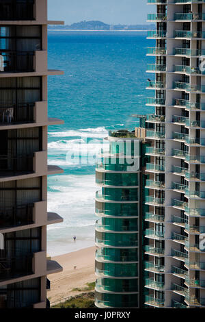 Der Blick zwischen den Wolkenkratzern an einem sonnigen Tag, Surfers Paradise, Queensland, Australien Stockfoto