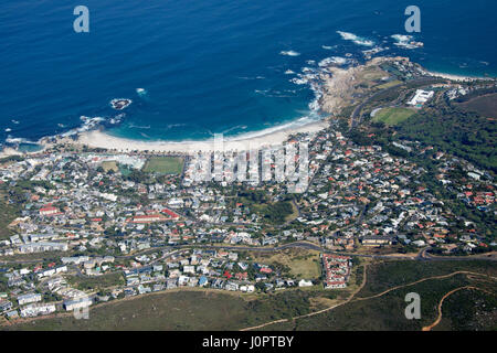 Luftaufnahme von Camps Bay und Strand vom Table Mountain Kapstadt Südafrika Stockfoto