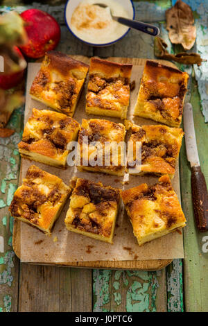 Apfel-Zimt-Kuchen mit Zimt-Sahne Stockfoto