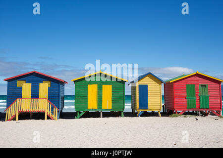 Bunt bemalte viktorianischen Strandhütten Muizenberg Beach Kap Halbinsel Cape Town-Südafrika Stockfoto