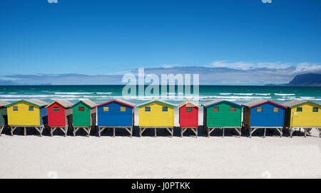 Bunt bemalte viktorianischen Strandhütten Muizenberg Beach Cape Peninsular Kapstadt Südafrika Stockfoto