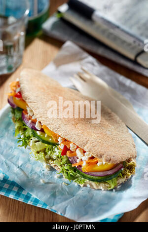 Gesunden Pita-Brot mit Feta und Gemüse Stockfoto