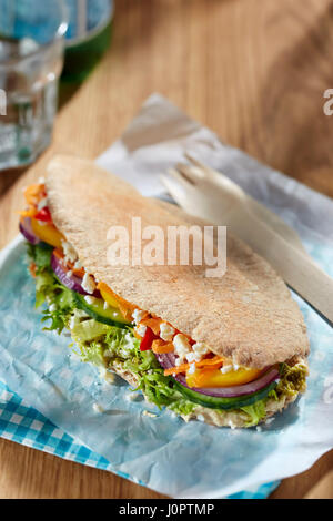 Gesunden Pita-Brot mit Feta und Gemüse Stockfoto