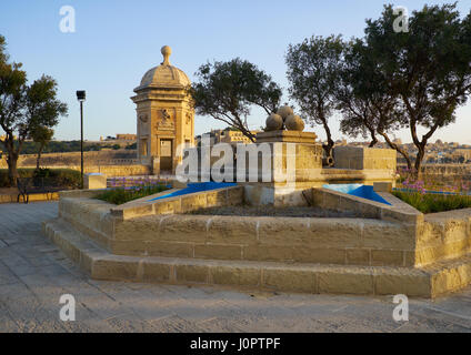 Die frühen Morgen Aussicht auf Gardjola Garten mit Springbrunnen in der Mitte in Form von dem Malteserkreuz, Senglea, Malta Stockfoto