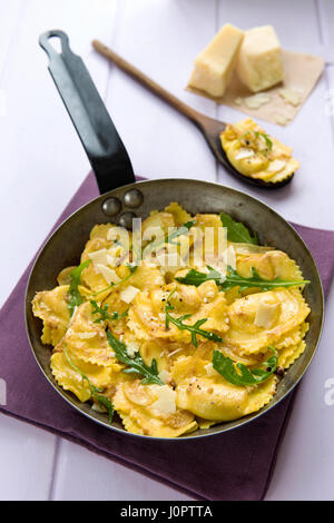 Parmesan-Rucola-Ravioli Stockfoto