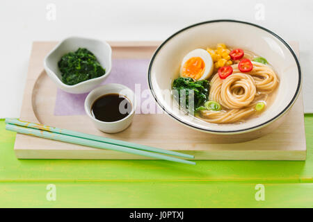 Ramen-Nudel-Suppe mit Spinat und Sojasauce Stockfoto