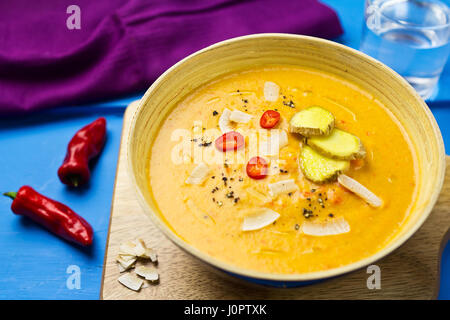 Rote Linsen, rote Paprika und Kokos-Suppe Stockfoto