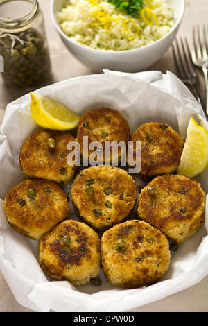 Fischfrikadellen mit Kapern und Zitrone Keile Stockfoto