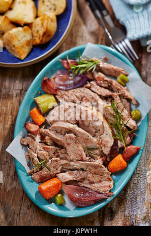 Langsam gekochtes Lamm mit Gemüse Stockfoto