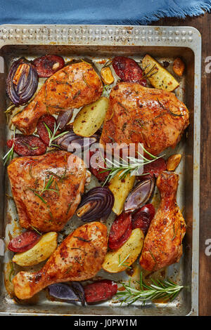 Spanisches Huhn Fach Backen mit Chorizo, Kartoffeln und rote Zwiebel Stockfoto