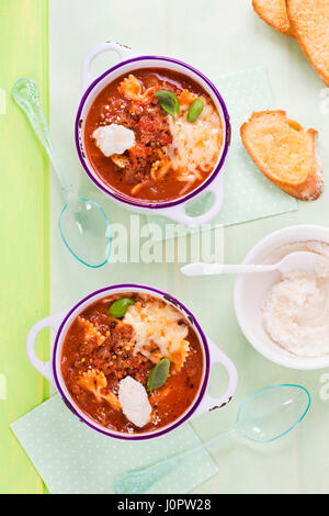 Lasagne Nudeln Suppe mit Ricotta und Basilikum Stockfoto