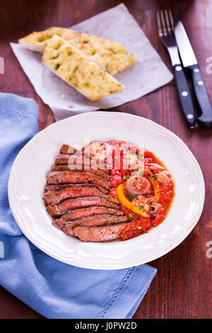 Rumpsteak mit Pizzaiola-sauce Stockfoto