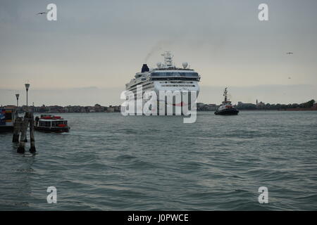 Eine massive Kreuzfahrtschiff in den Canale della Giudecca in Venedig, Italien Stockfoto