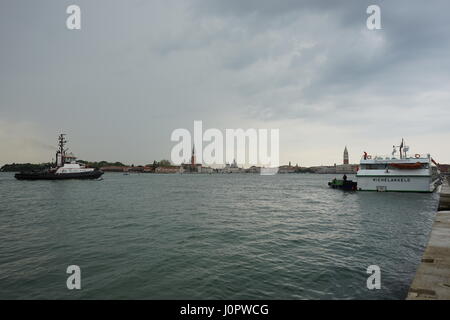 Eine massive Kreuzfahrtschiff in den Canale della Giudecca in Venedig, Italien Stockfoto